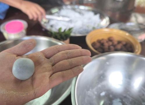 タイの伝統菓子_カノムトム作り